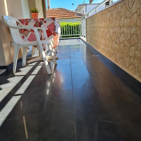 ניאה פלאגיה Dimitris Apartments מראה חיצוני תמונה