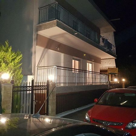 ניאה פלאגיה Dimitris Apartments מראה חיצוני תמונה